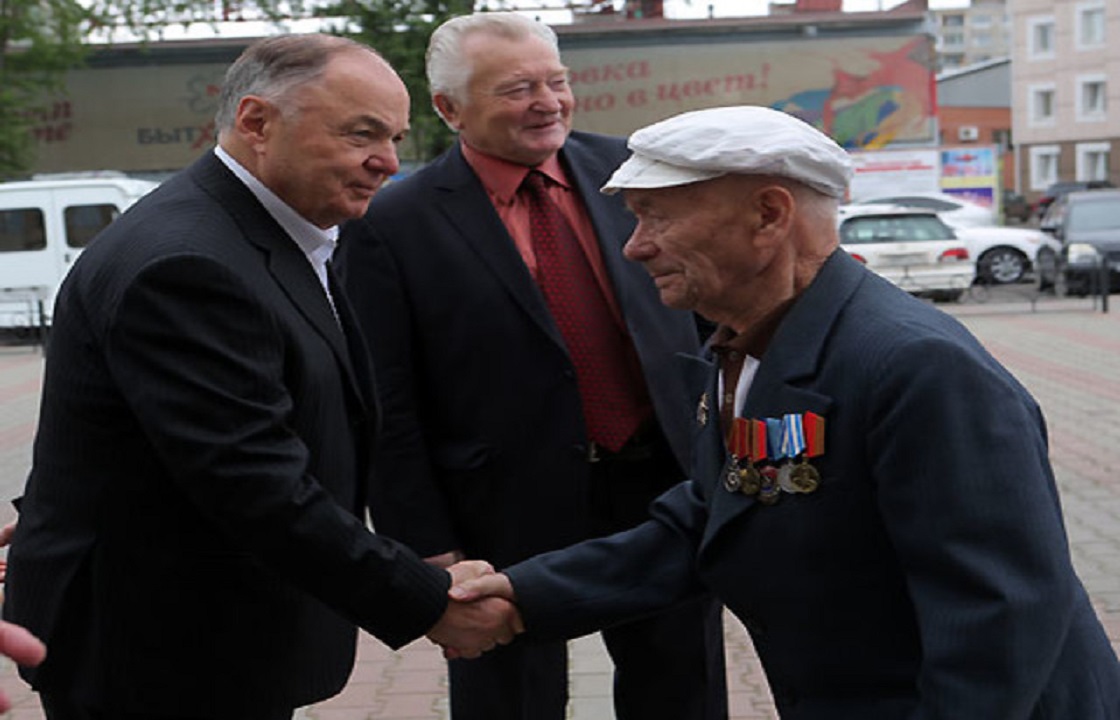 Бывший глава Республики Адыгея в свой юбилей оказал денежную помощь красноярским ветеранам