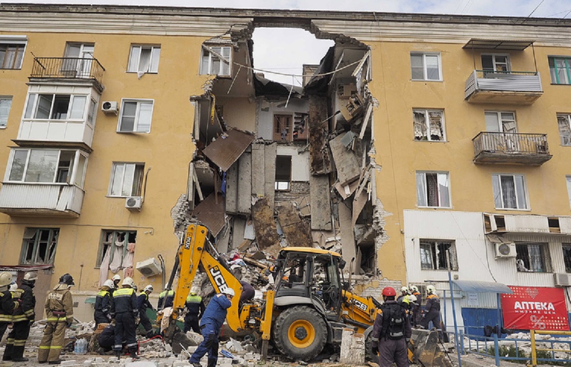 Волгоградский губернатор распорядился максимально оперативно обеспечить жилищными сертификатами людей из разрушенного взрывом дома