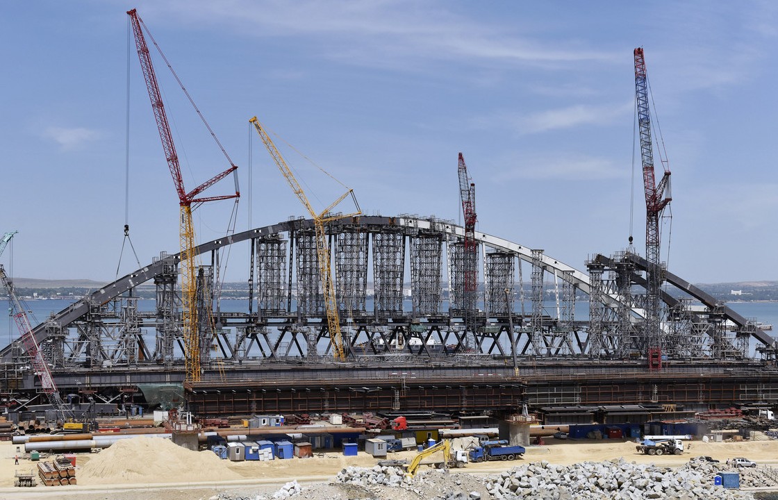 Строители завершили сборку автодорожной арки Крымского моста