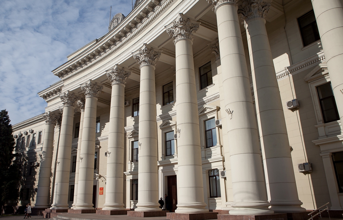 Волгоградские депутаты закупят шкафы и столы на 4 млн