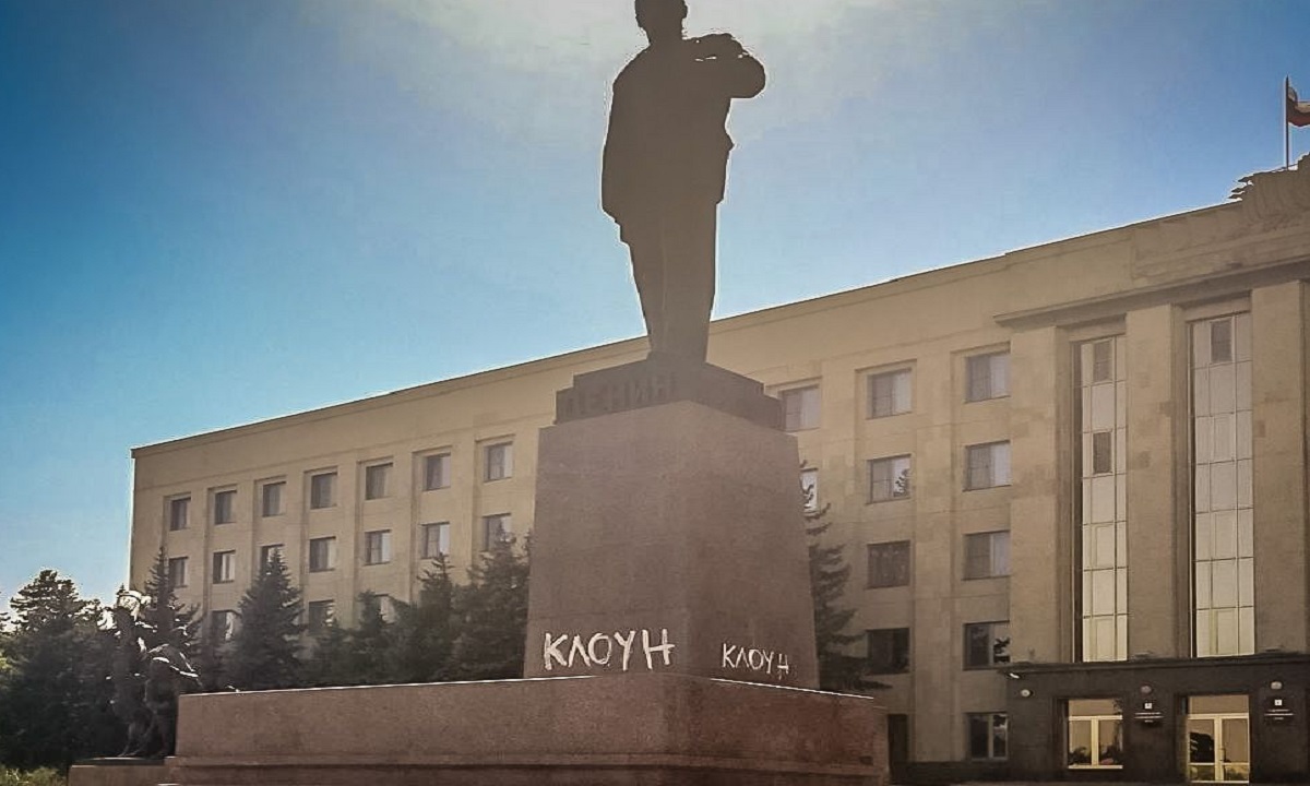 «Клоун». Жительница Ставрополя исписала памятник Ленину
