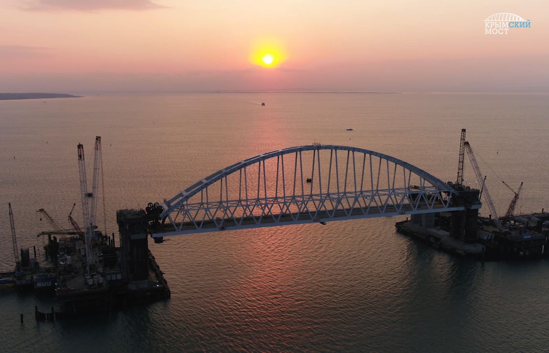 Железнодорожную арку Крымского моста подняли на высоту 35 м