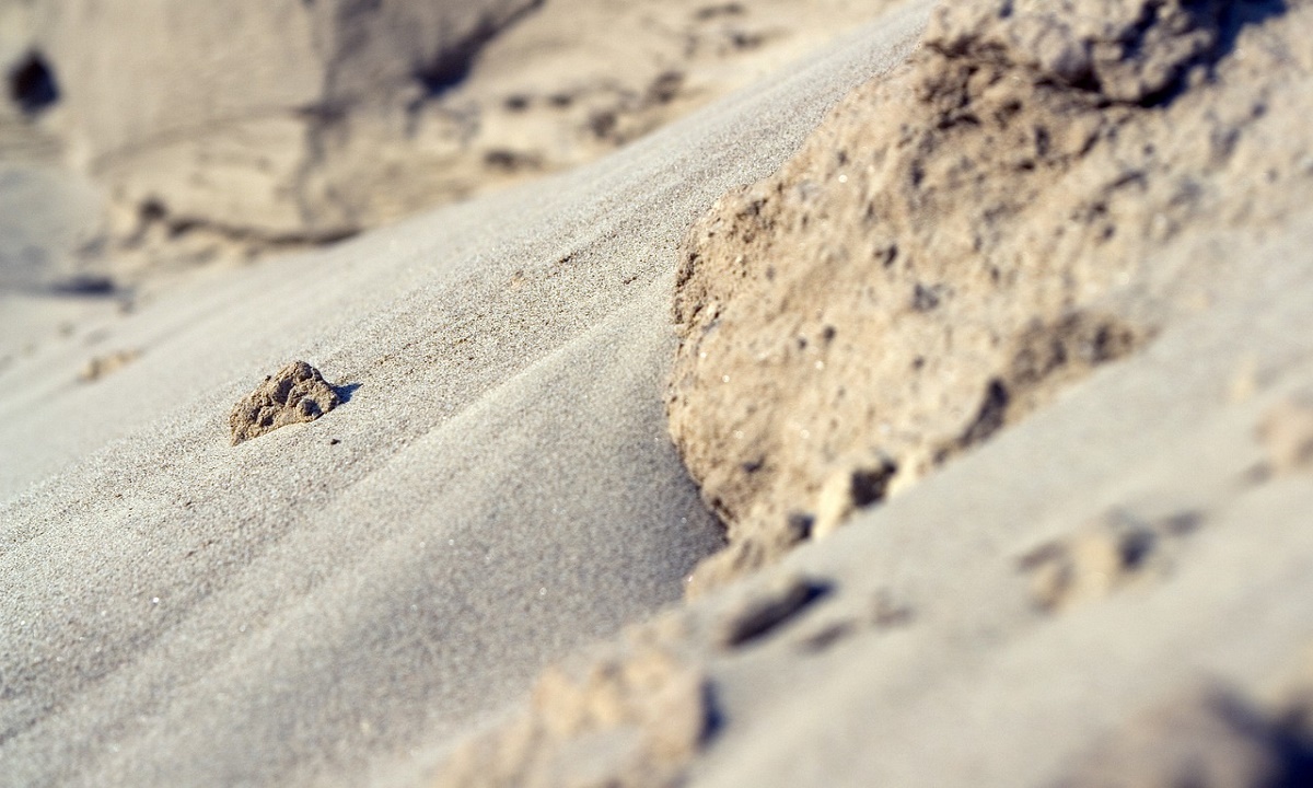Трехлетнего волгоградца засыпало песком