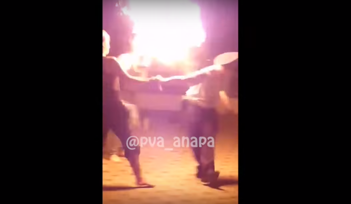 В Анапе полицейский чуть не сгорел из-за участницы фаер-шоу