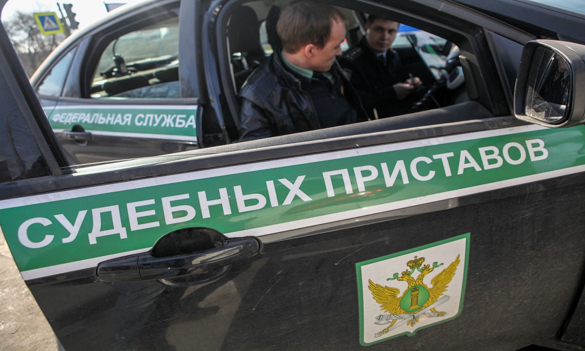 Приставы арестовали микроавтобус на экскурсии в Кисловодске