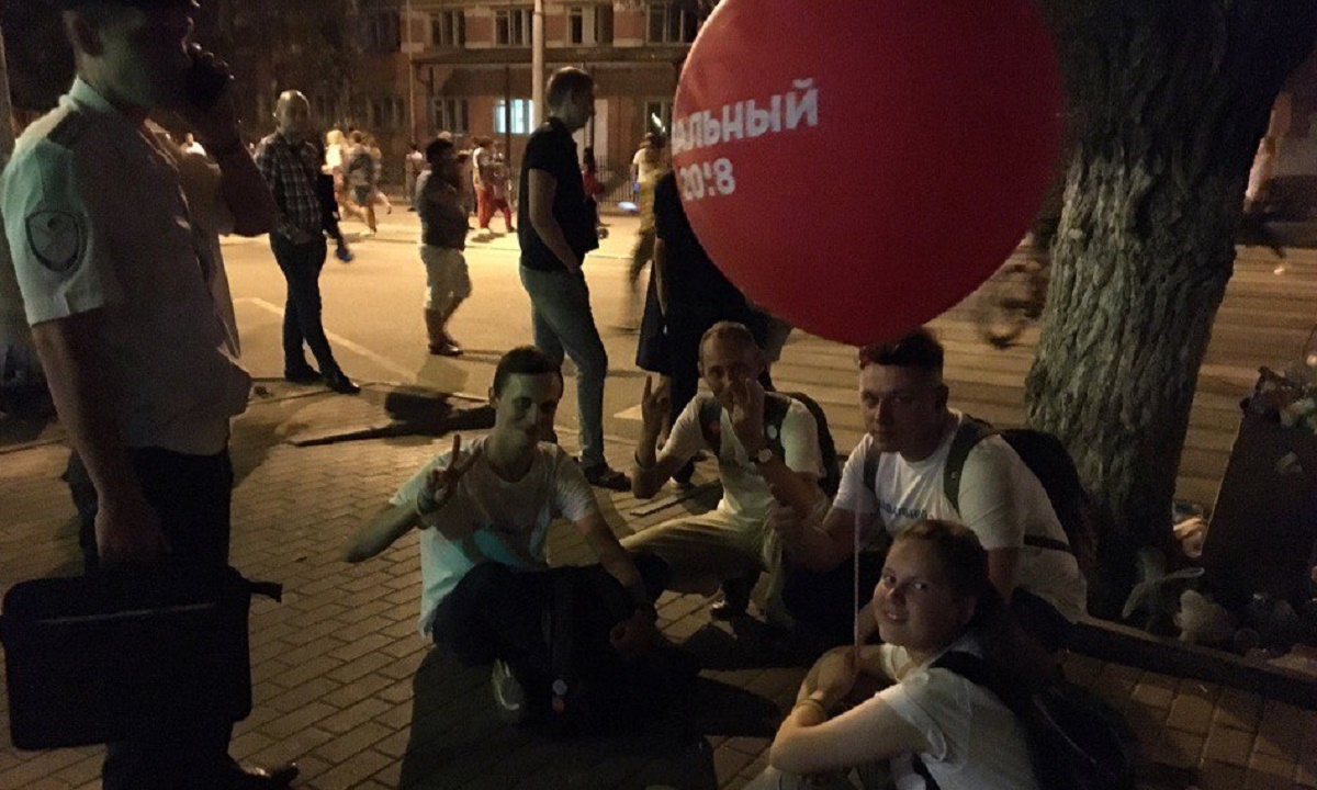Ростовских волонтеров Навального задержали за красный шарик