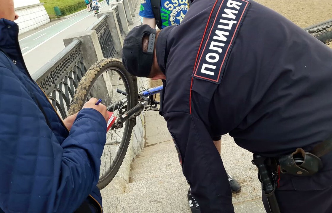 Астраханский наркоман пытался скрыться от полиции на велосипеде