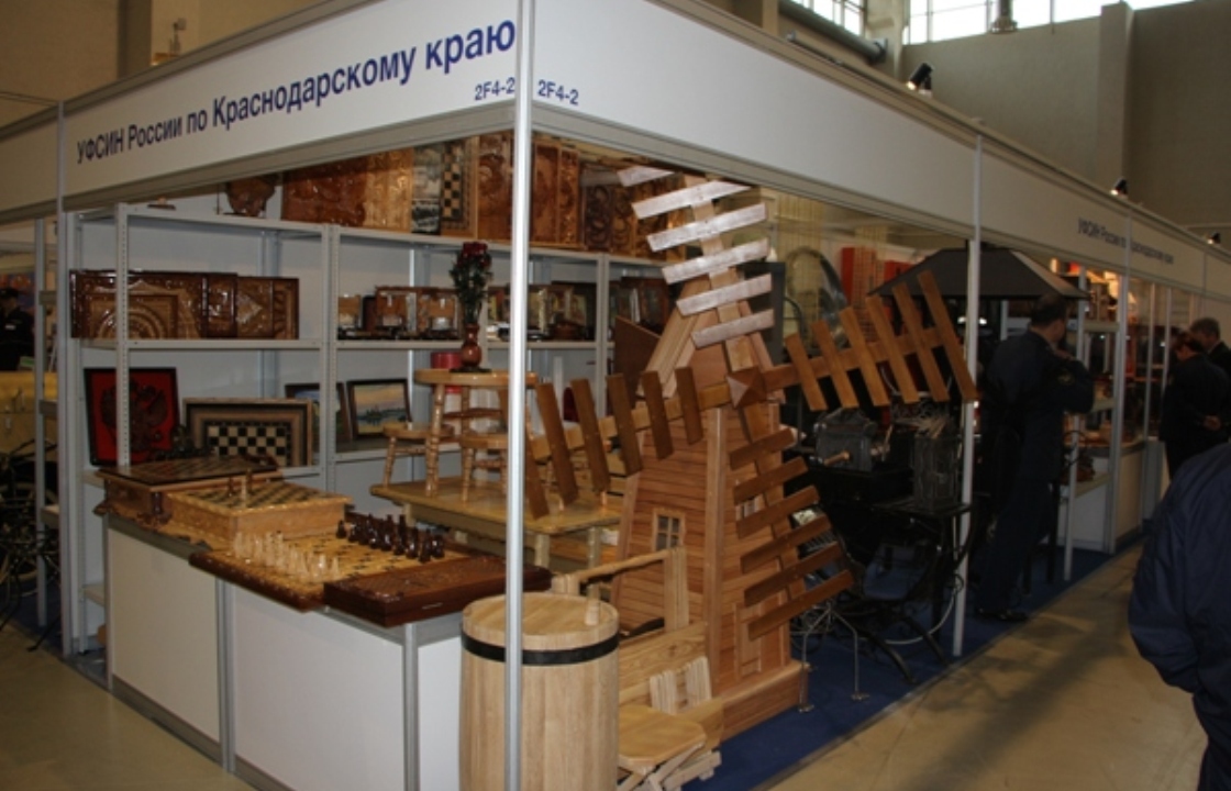 На выставке в Москве представили сувениры и мебель от кубанских заключенных