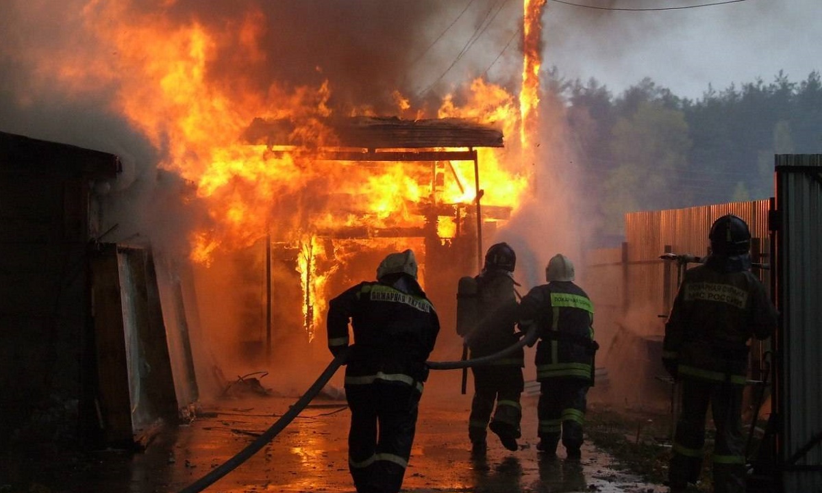 Крупный пожар на рынке Ростова ликвидирован