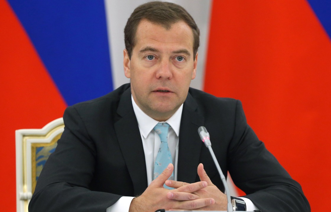 Медведев пообещал Чечне допфинансирование для ликвидации трехсменки