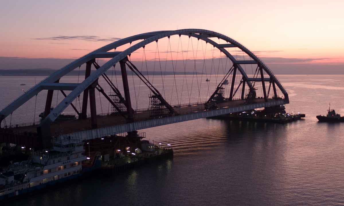 Трое суток моряки будут устанавливать арку Крымского моста в проливе