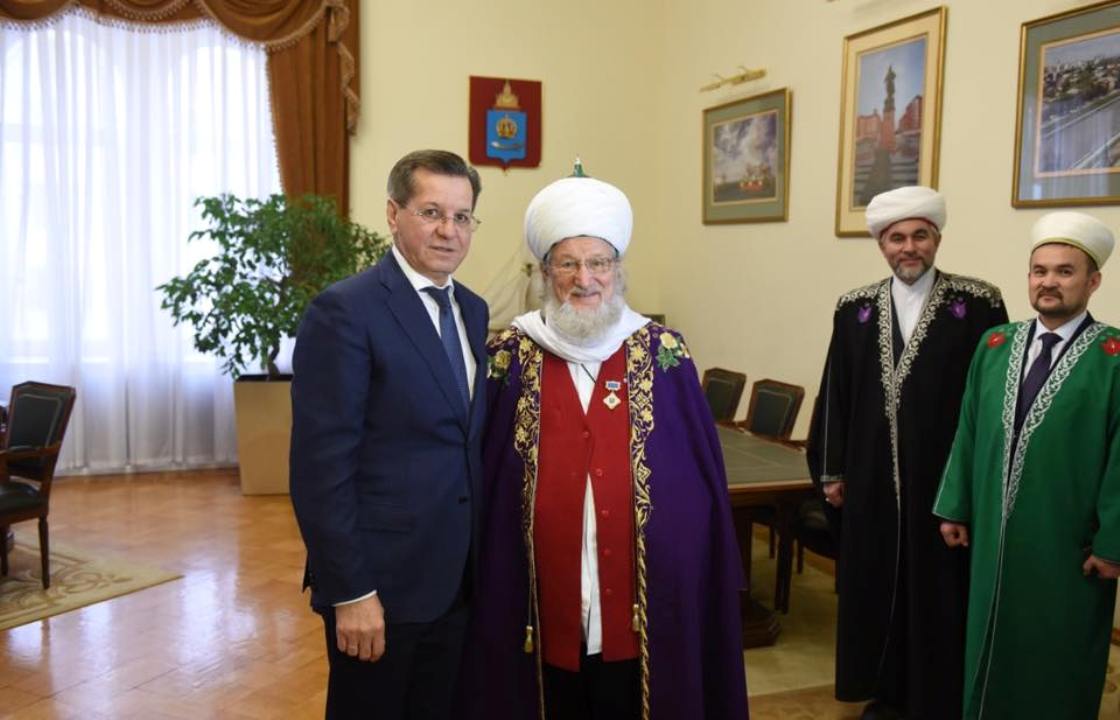 Астраханский губернатор наградил Верховного муфтия России