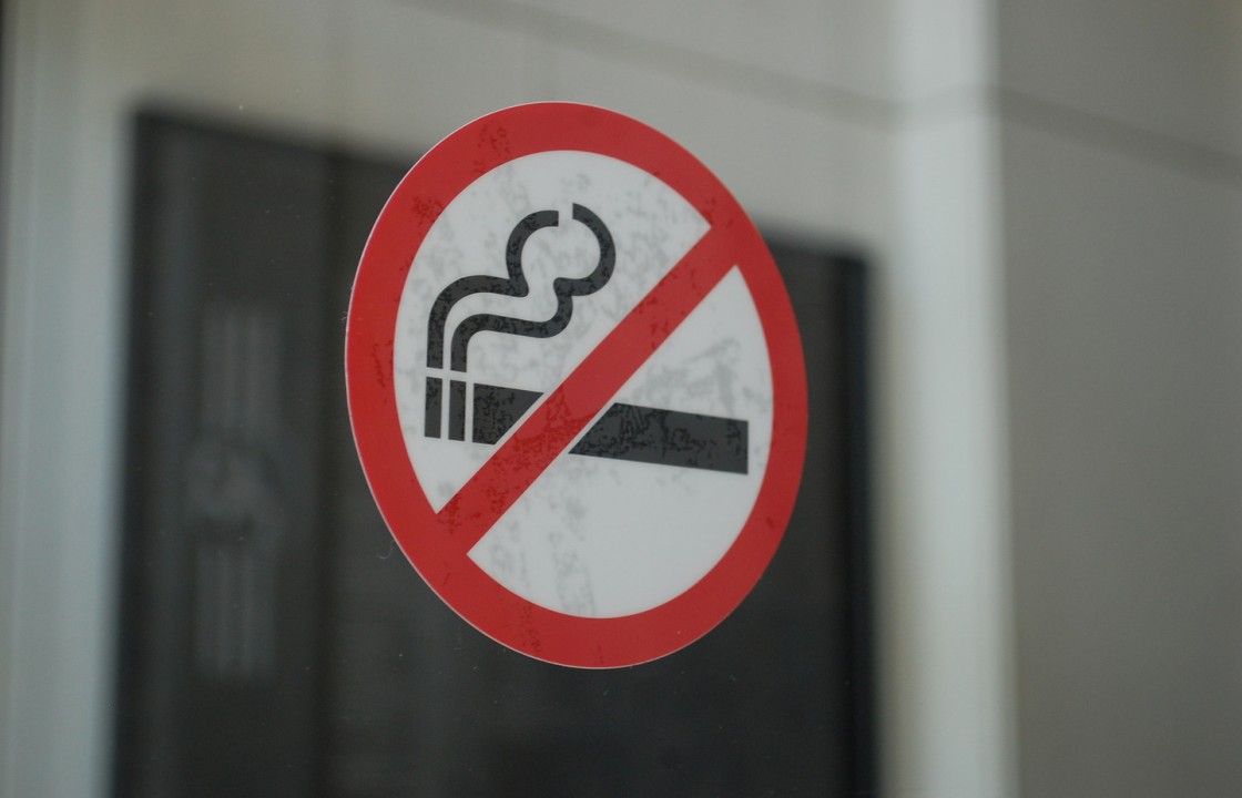 Волгоградские депутаты запретили курить на парковках и остановках