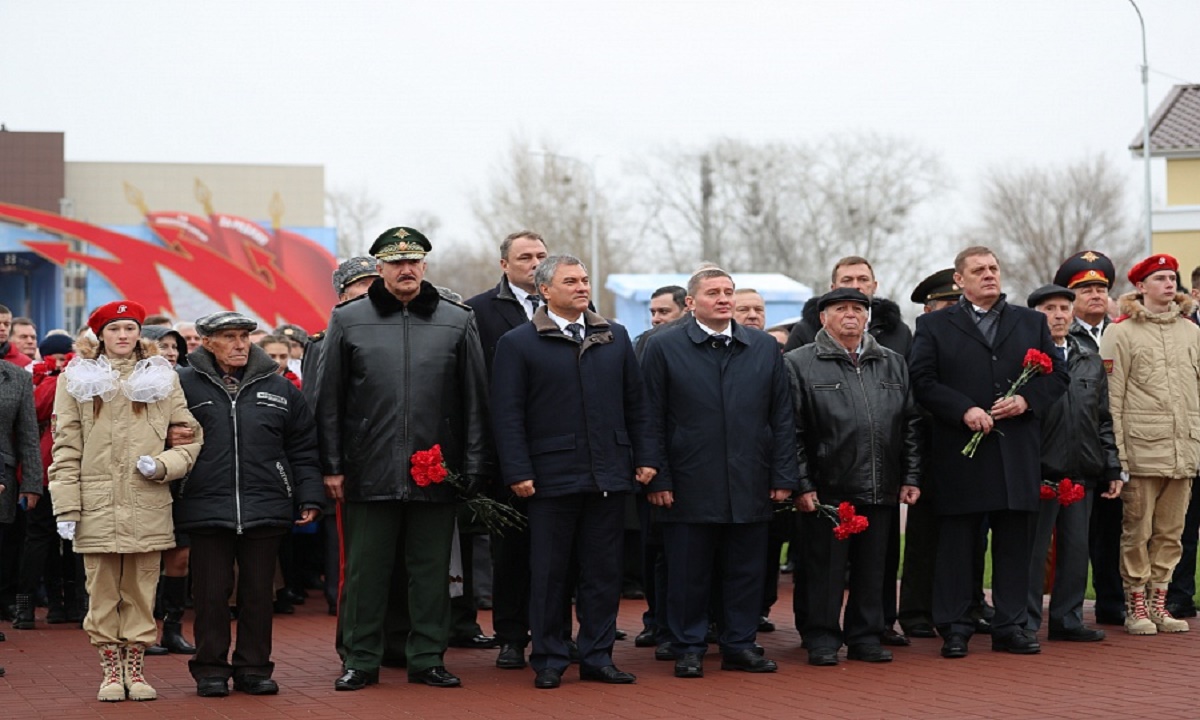 День калач на дону. Открытие Стеллы в Калаче на Дону. Город воинской славы Калач-на-Дону открытие Стеллы. Калач-на-Дону Волгоградская область открытие Стеллы 19 ноября. Администрация Калач на Дону.