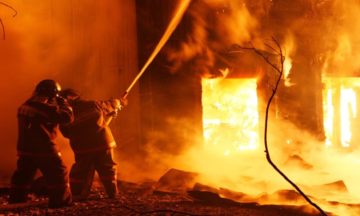 МЧС: в Ростове сгорел частный дом, есть погибшие