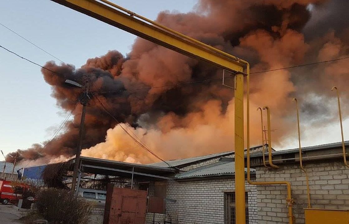 В Волгограде горит склад с краской