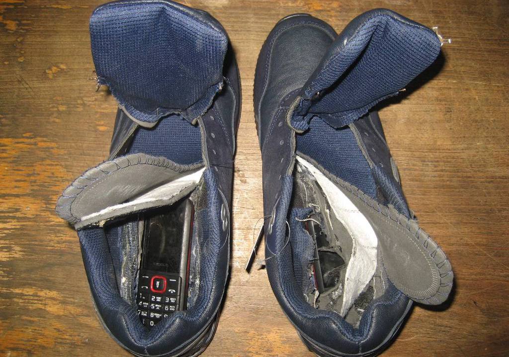 В СИЗО Таганрога мобильники пытались передать в кроссовках