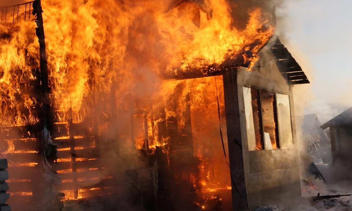 В Ростовской области сгорел дом. Погибли женщина с детьми