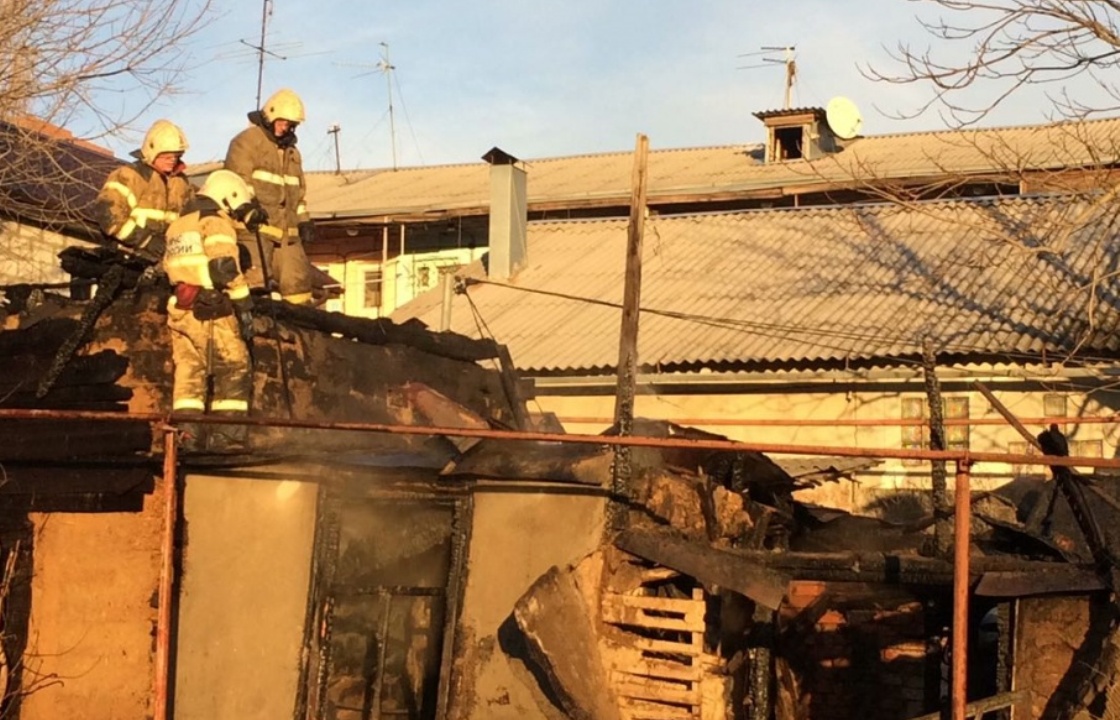 В Ростове возле Театрального спуска сгорел частный дом