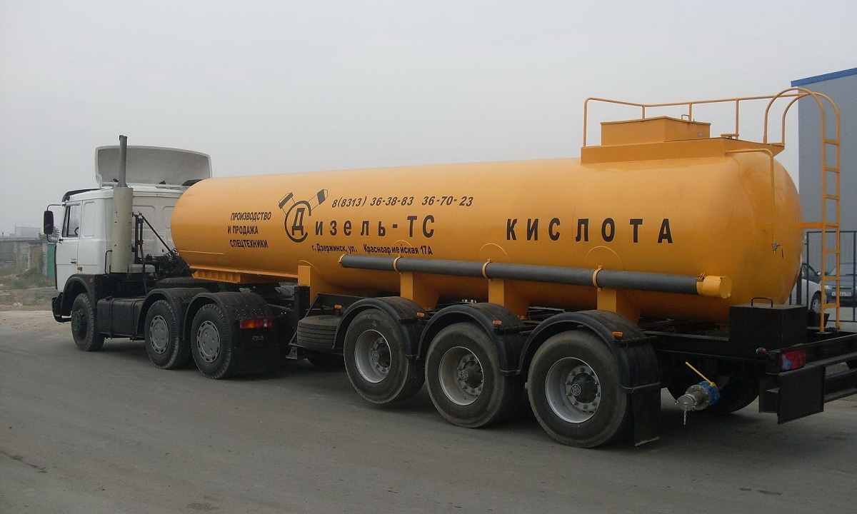 Цистера с фосфорной кислотой попала в ДТП на Кубани