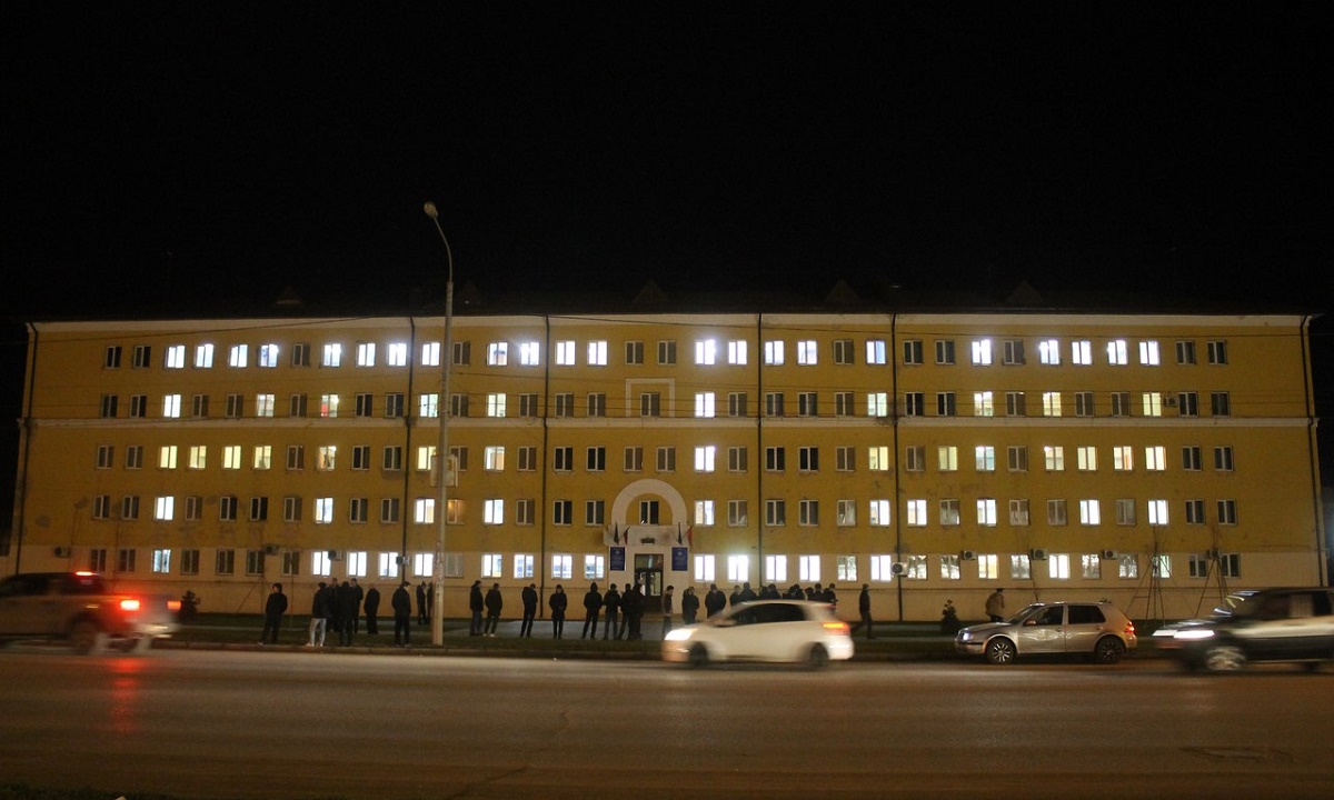 Астраханские студенты зажгли окна в честь Дня Конституции 