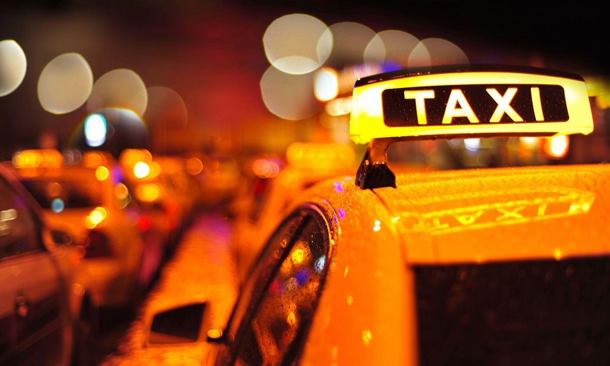 Таксист без лицензии попытался подкупить полицейского из Новороссийска