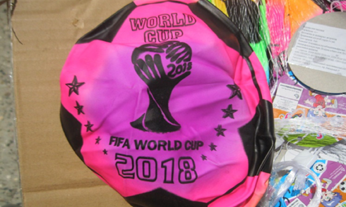 От кружек до сумок. Таможенники ЮФО рассказали о контрафактных товарах с символикой FIFA