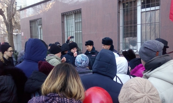 Астраханские сторонники Навального митинговали возле РОВД