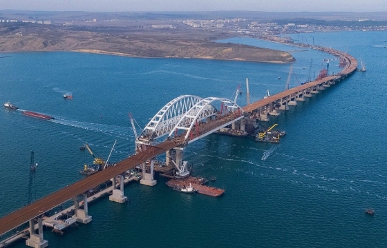 Под пролетами Крымского моста начали устанавливать антисейсмическое оборудование