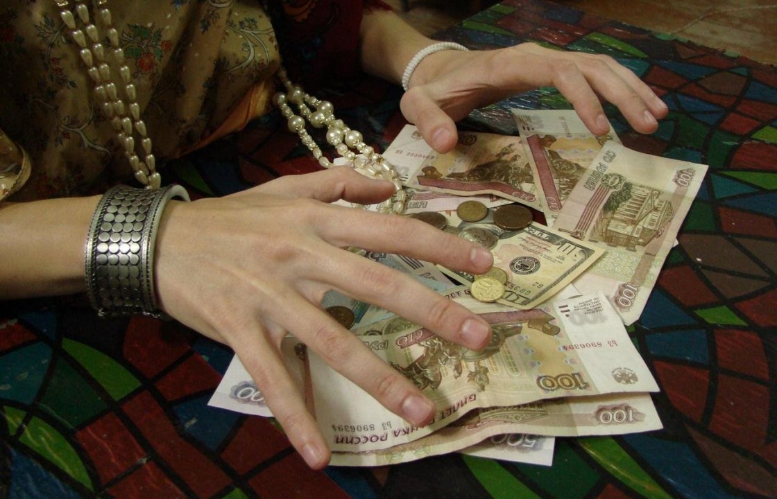 В Волгограде пенсионерка отдала аферисткам 20 тысяч долларов за снятие порчи
