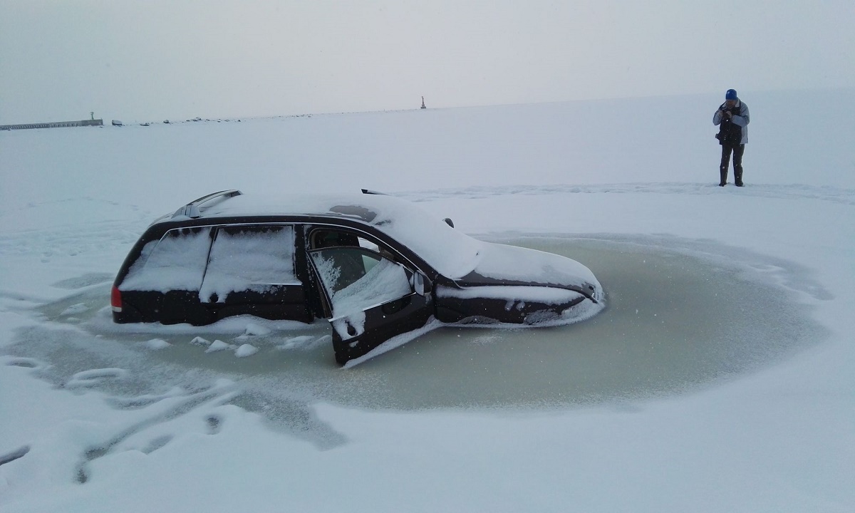 Toyota Land Cruiser провалилась под лет в Астраханской области. Двое погибших