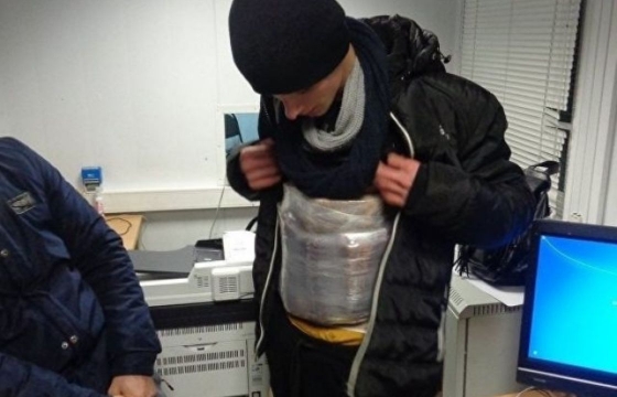 Мужчины пытались провезти в Крым 20 кг сыра и колбасы, примотав их к телу