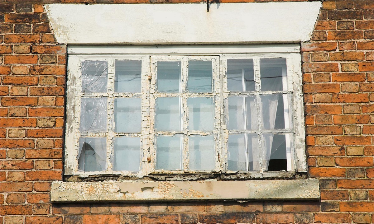 Разбитые стекла и сгнившие окна – школу на Дону отремонтируют по решению суда