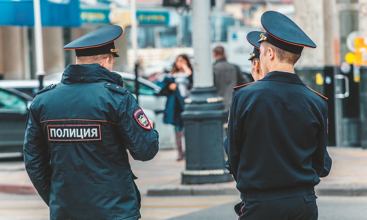Бывший заключенный в форме полицейского вымогал деньги у курильщиков Ростова