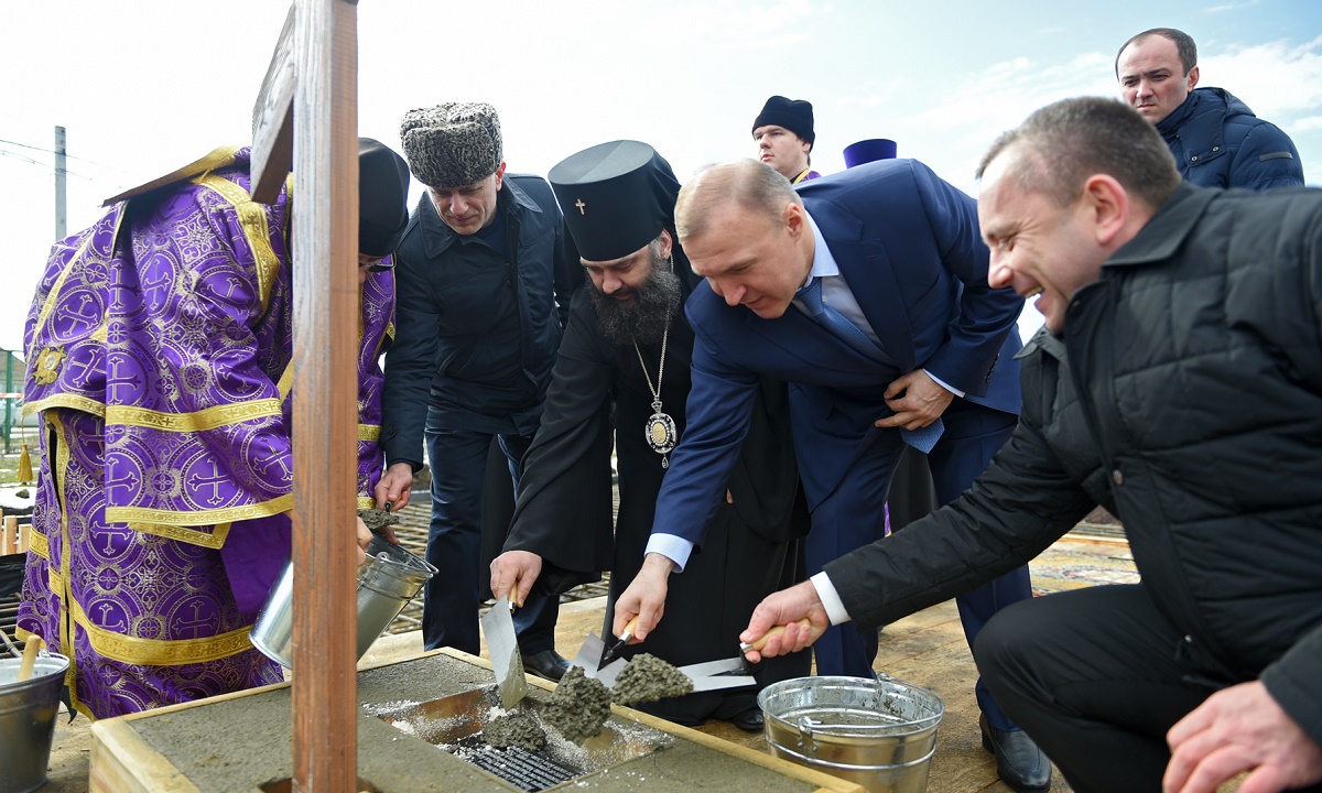Муфтий Адыгеи принял участие в закладке православного храма