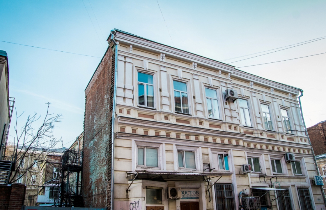 На время ЧМ-2018 в Ростове власти имитируют красивые здания с помощью баннеров