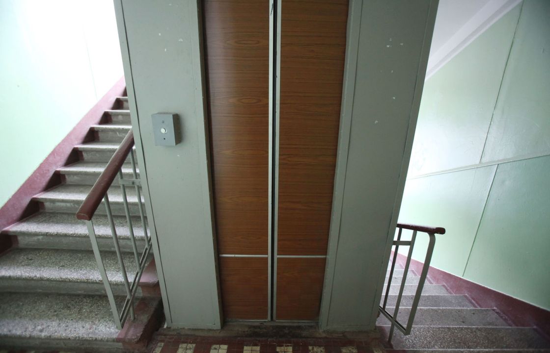 Лифты в Симферополе проверят после гибели женщины с ребенком