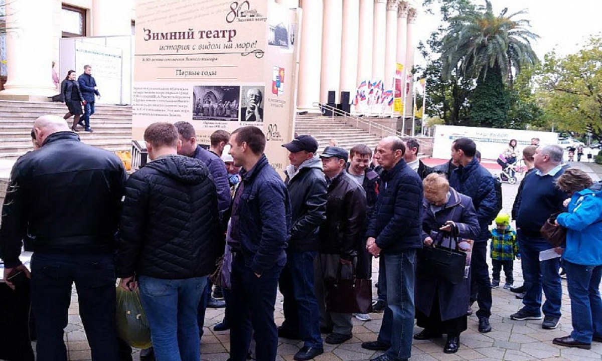 В сети появились фото очередей на избирательные участки в Сочи