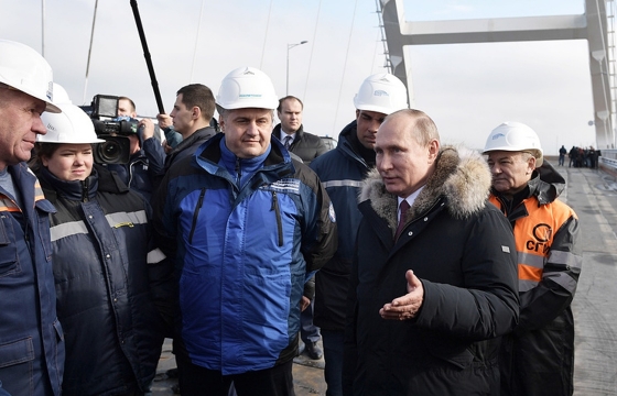Владимир Путин не исключает, что движение по Крымскому мосту начнется к лету