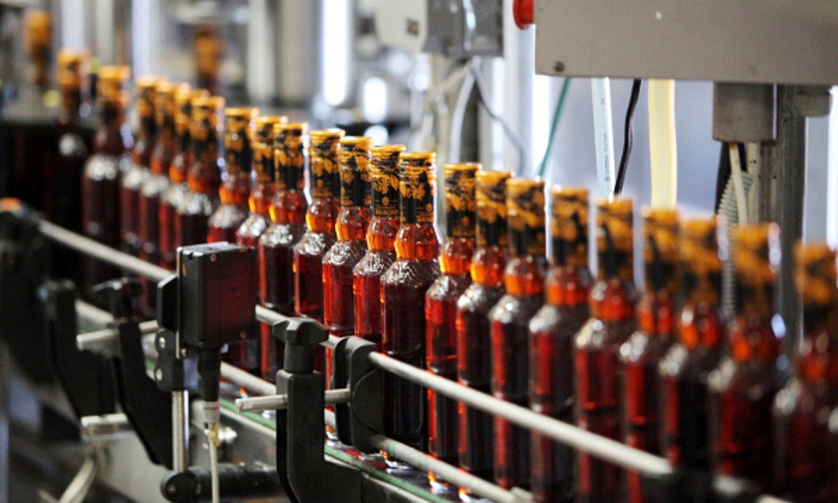 В Астрахани выпускали десятки тысяч бутылок контрафактного виски и рома