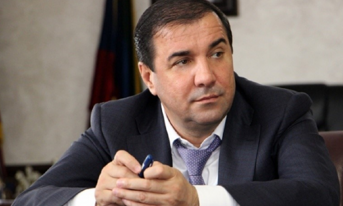 Подозреваемый в превышении полномочий глава Дербента отправлен в отставку