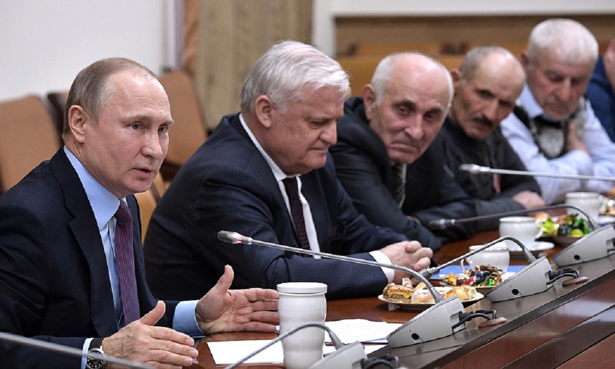 Денег для Дагестана не жалко, но республика должна стать донором - Путин