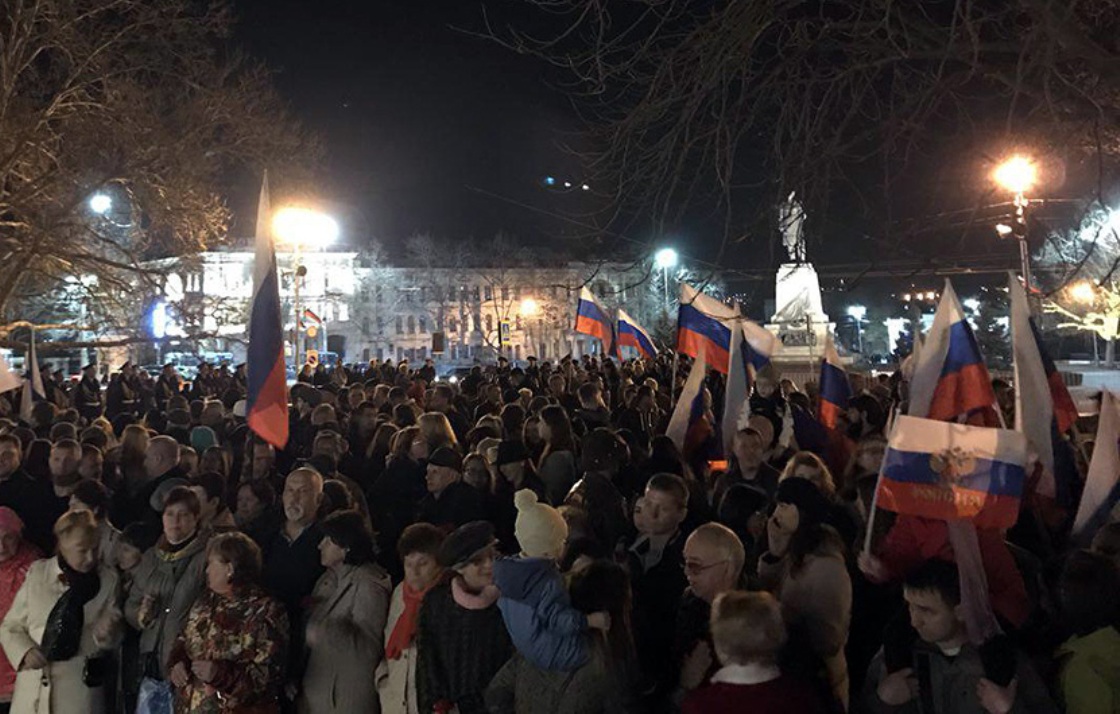 Собравшиеся на митинг в Севастополе хором спели гимны