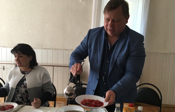 На конкурсе поваров мэр Симферополя приготовил борщ
