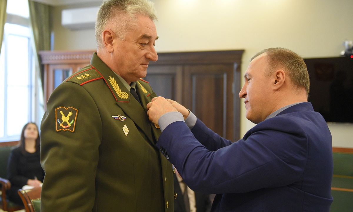 Начальника академии Генштаба России наградили медалью «Слава Адыгеи»