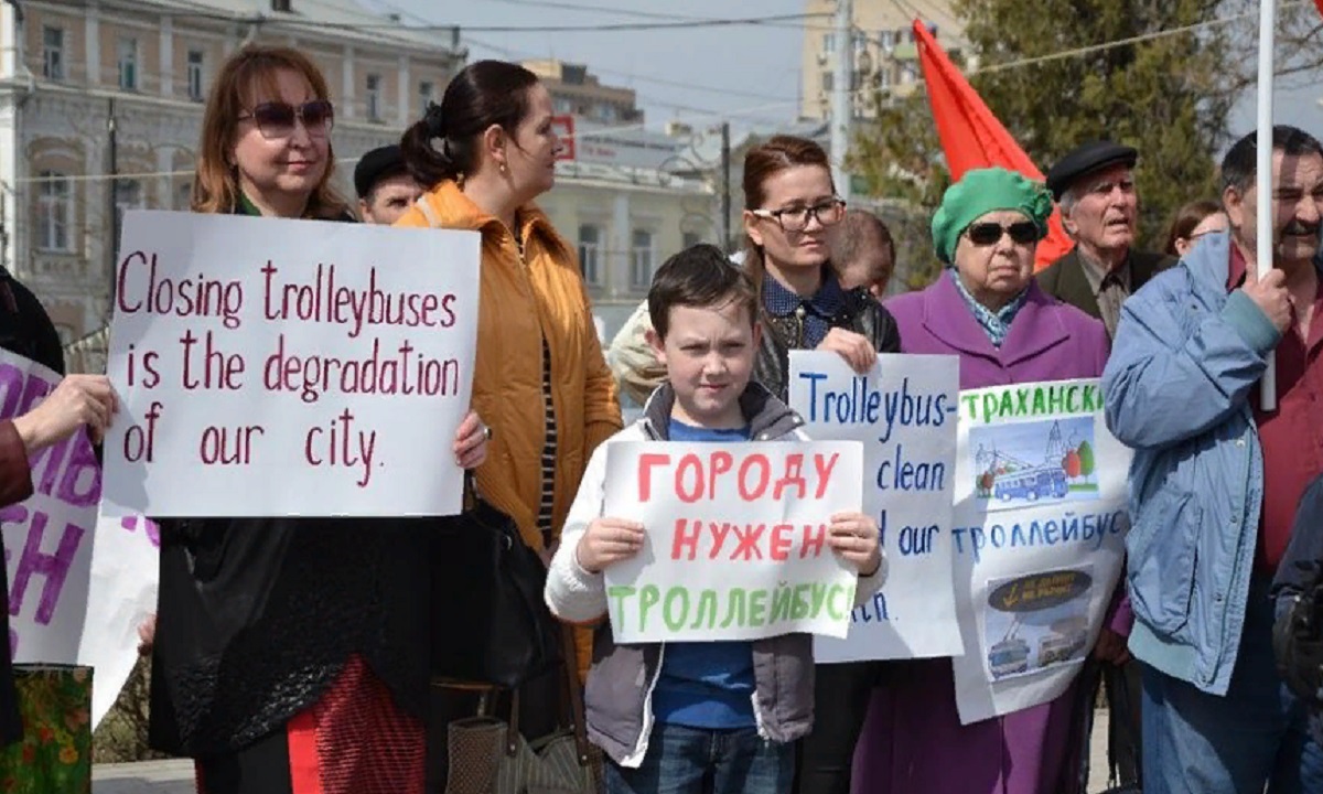 Митинг за возвращение троллейбусов прошел в Астрахани