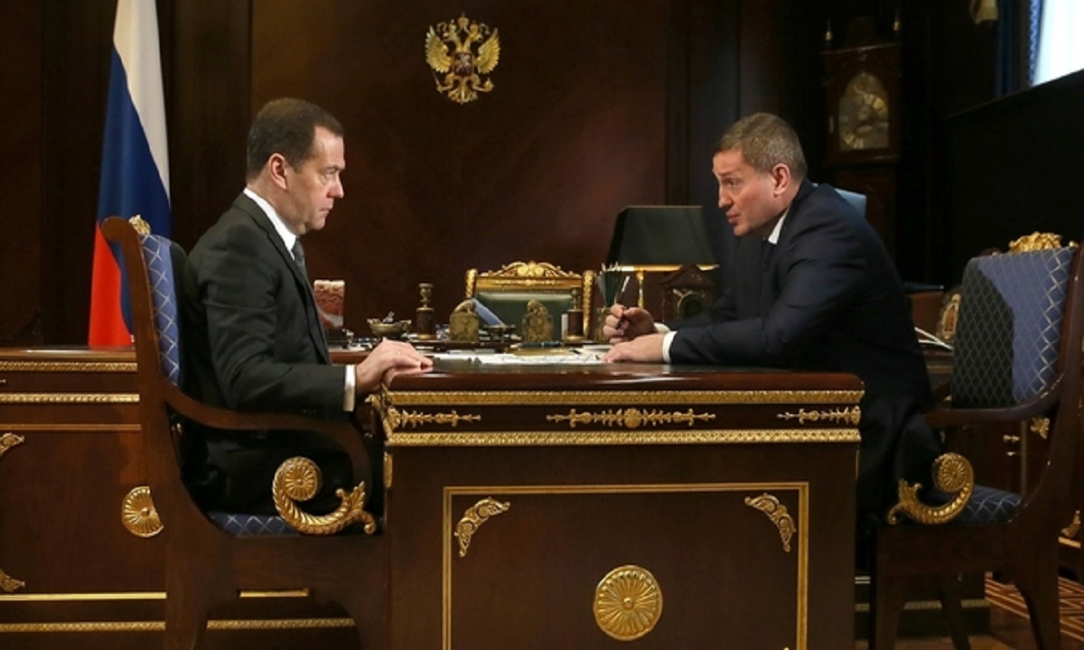 Медведев потребовал от Бочарова помочь всем пострадавшим от паводка