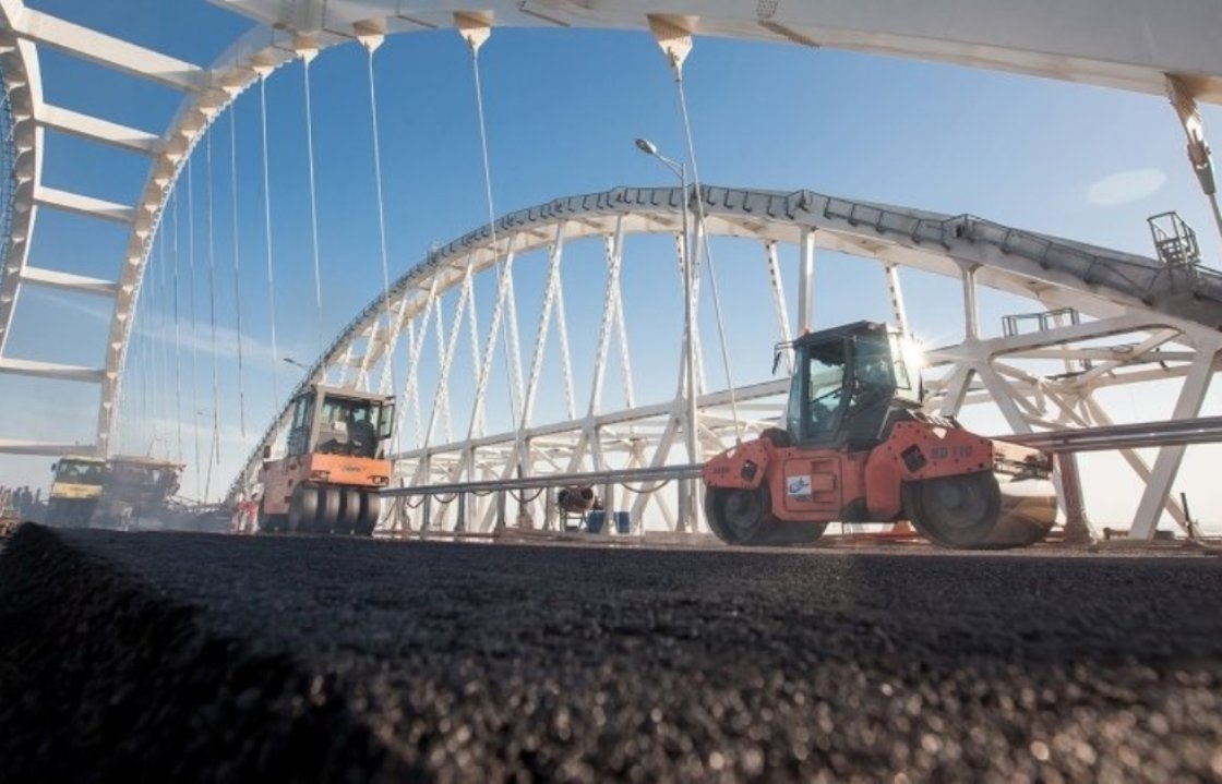 На Крымском мосту завершили укладку дорожного покрытия