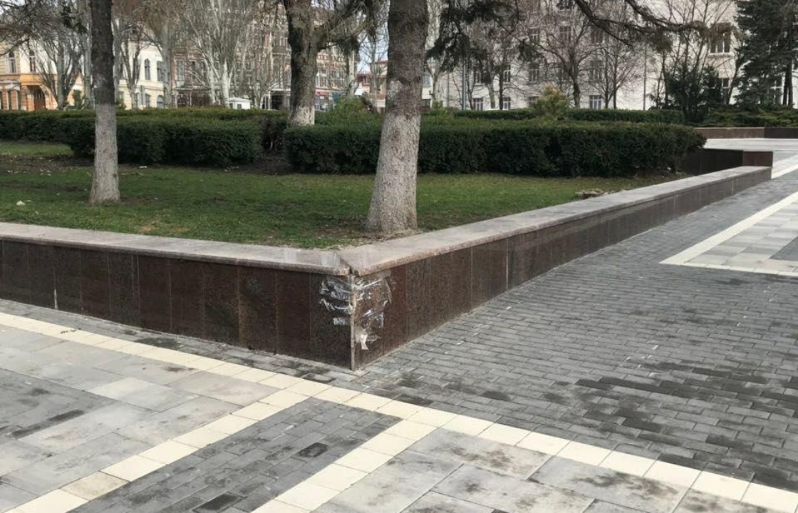 На площади в Ростове отвалившуюся плитку заклеили скотчем