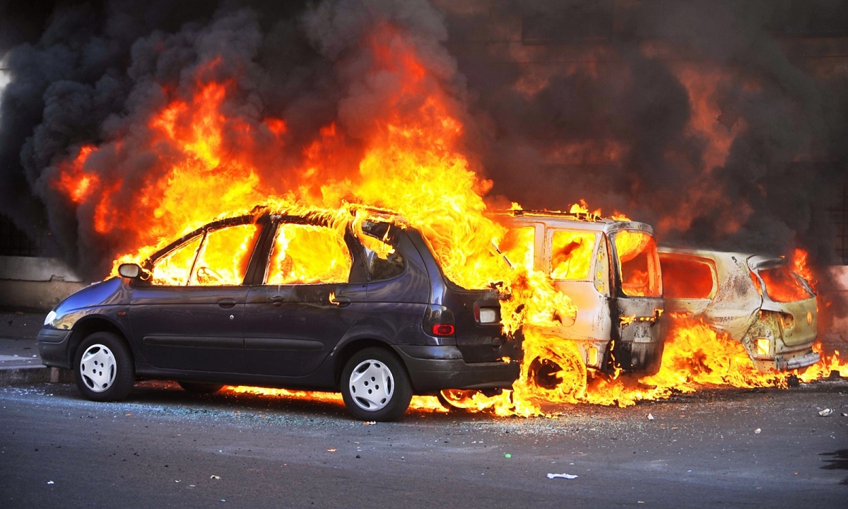 Полиция выясняет, почему загорелись машины под Краснодаром